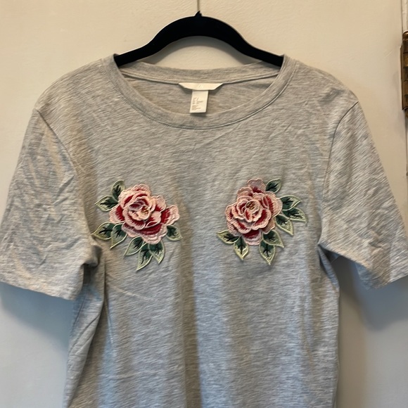 H&M Tee Gray with Floral Appliqué Small - Picture 3 of 5